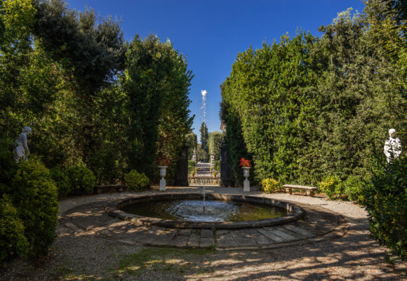 Fontana e dietro il Teatro di Verzura,Villa Reale di Marlia - Foto di Vincenzo Tambasco