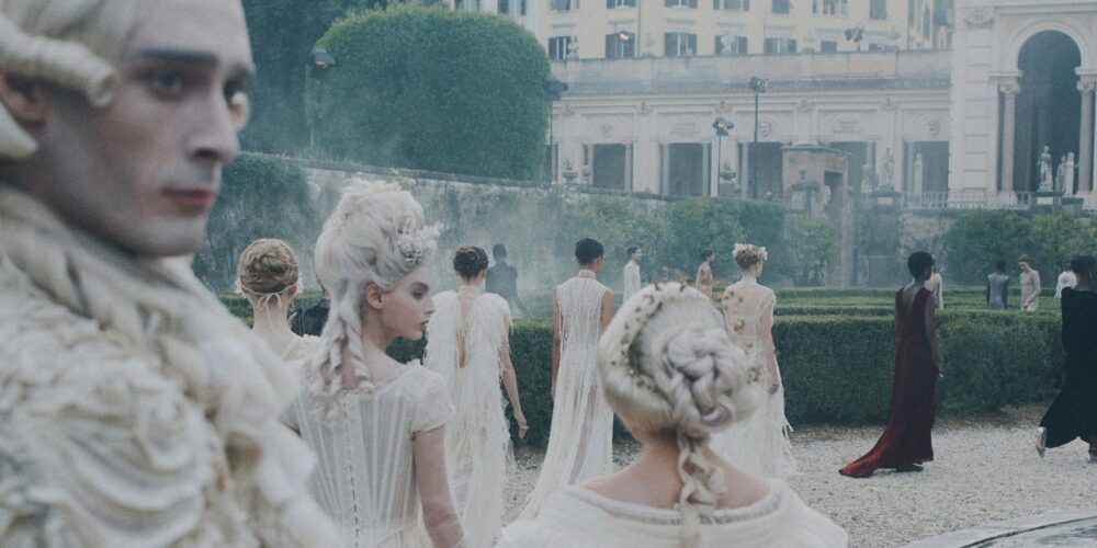 Dior Cruise 2026 Maria Grazia Chiuri si ispira al Bal Blanc di Mimì Pecci Blunt orizzontale
