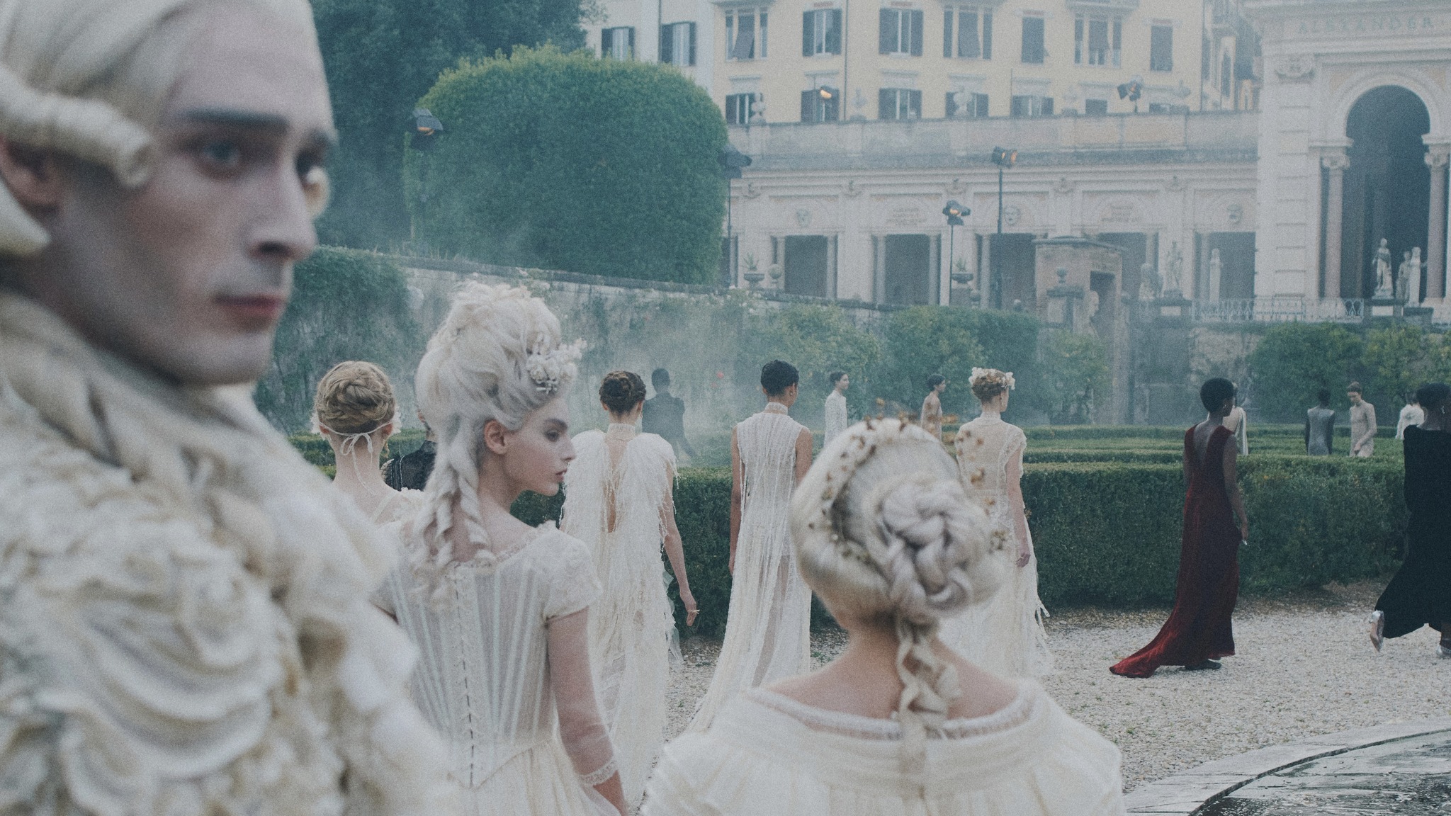 Dior Cruise 2026 Maria Grazia Chiuri si ispira al Bal Blanc di Mimì Pecci Blunt orizzontale