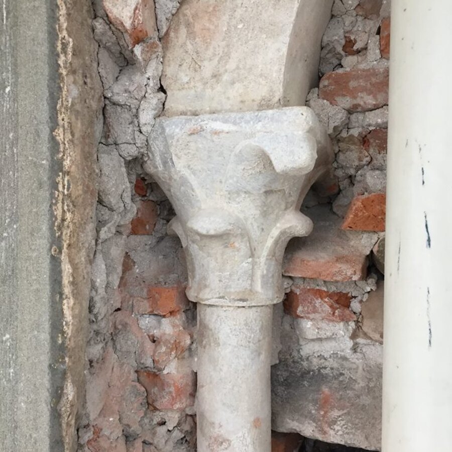 Restauro: ricompare una colonnina del ‘500